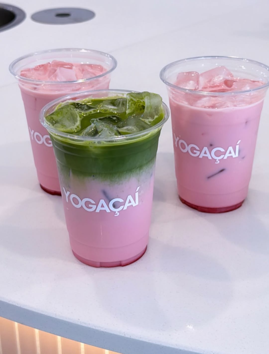 Yogaçaí açaí bowl with fresh fruits