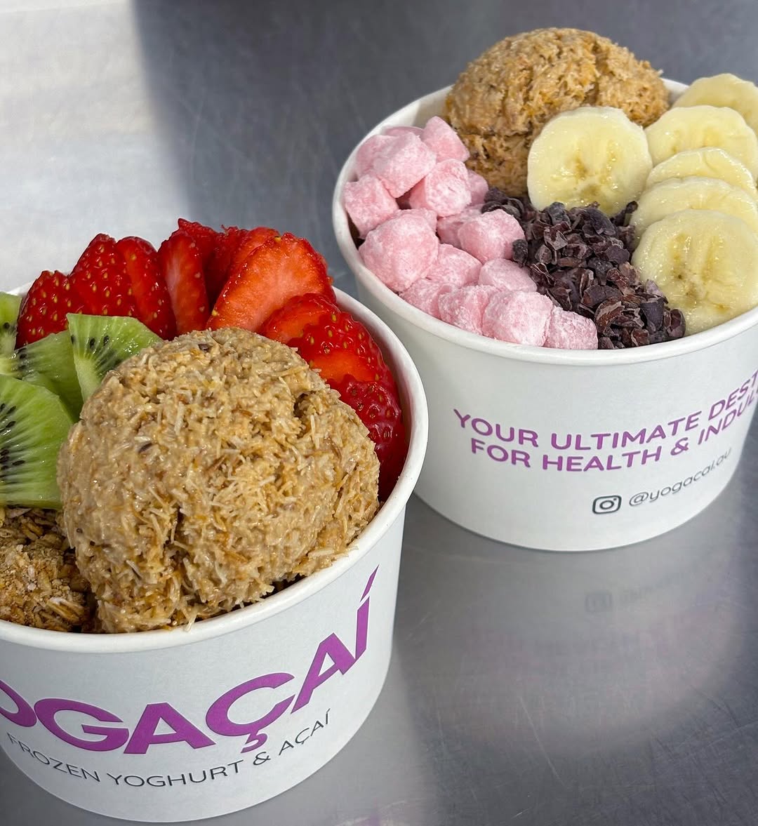 Yogaçaí açaí bowl with fresh fruits